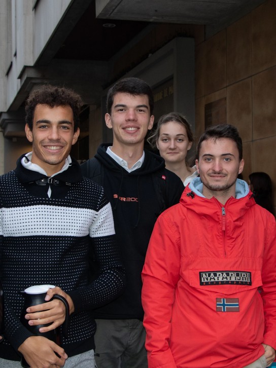 IsHelp en maraudes, devant le campus de Notre-Dame-des-Champs, en 2022